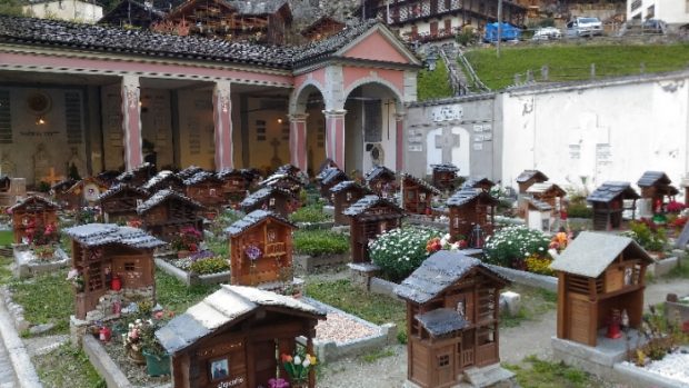 Náhrobky inspirované architekturou Walserů v obci Alagna
